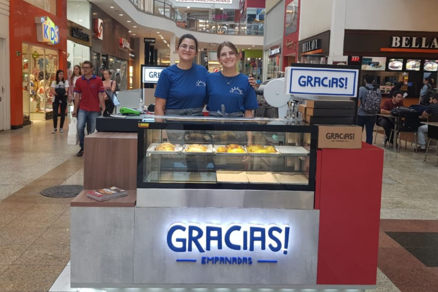 Jaque e Maria Alice na inauguração do quiosque no Shopping Estação.