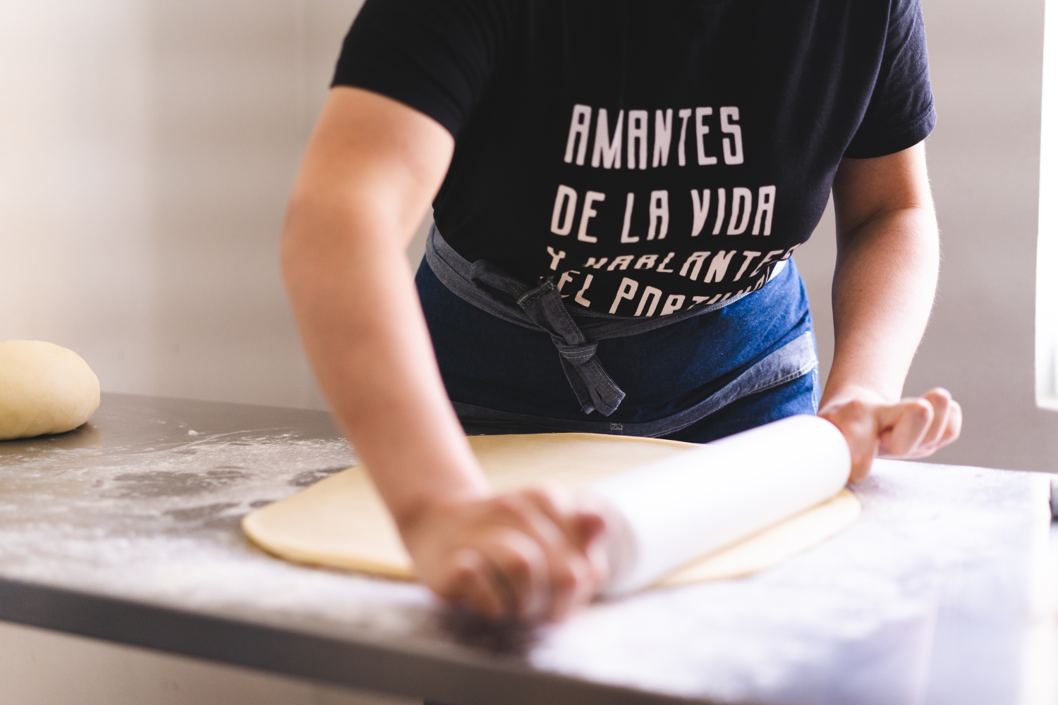 Junto com a equipe, Jaque é responsável pela criação de novos sabores da Gracias! Empanadas.