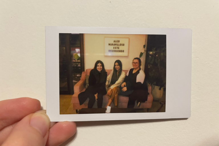 A imagem mostra uma foto polaroid de três amigas que visitaram a Gracias! Empanadas com o Tour o que fazer Curitiba.