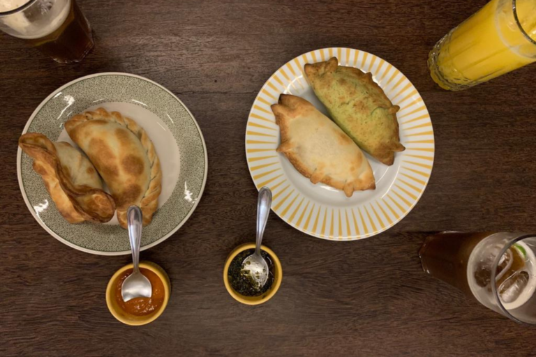 Empanadas em pratos com molhos ao lado. A foto representa os combos da Gracias! Empanadas para o Tour o que fazer Curitiba